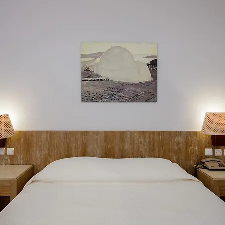فندق Village 3*