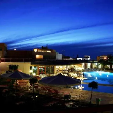 Village فندق